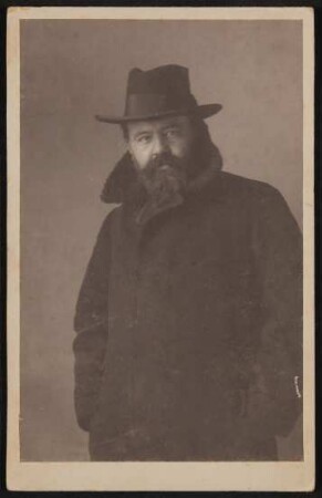 Hermann Bahr mit Hut und Mantel