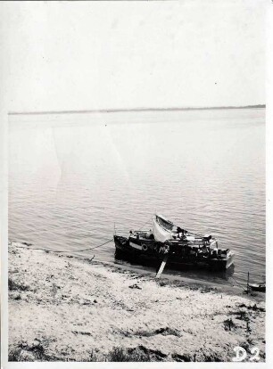 Friedensburgs Expeditionsboot am linken Ufer des Orinoco gegenüber der Mündung des Rio Aro