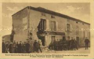 Deutsche Soldaten vor einem zerstörten Gasthaus in Lothringen