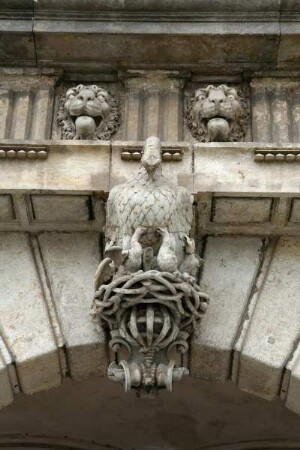 Schlussstein mit Pelikan ohne Flügel : Schlussstein mit Pelikan ohne Flügel. Sandstein. Dresden, Residenzschloß