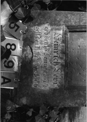 Grabstein 589 (Index: 99789050) Material: Sandstein Zustand: zerbrochen und repariert, Texttafel fehlt Maße HxBxT: 141x54x17 cm Symbolik: sechszackiger Stern: Grabstein 589A