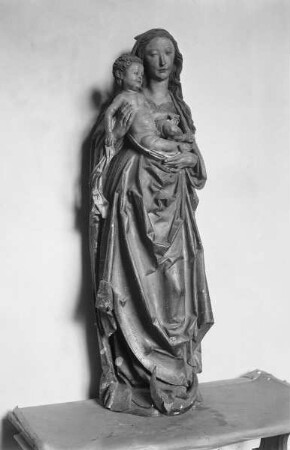 Flügelaltar aus der Johanneskapelle in Gerolzhofen — Madonna mit Heiligen — Maria mit dem Kind Jesus auf dem Arm