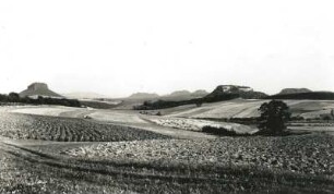 Sächsische Schweiz. Struppener Ebenheit gegen Lilienstein, Königstein und Papststein