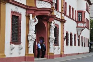 Staatskanzlei in Erfurt : Das Zentrum der Thüringer Landeshauptstadt Erfurt wird dominiert von vielen historischen denkmalgeschützten Gebäuden. Bild: Blick auf den Eingang zur Thüringer Staatskanzlei in Erfurt, aufgenommen 2008