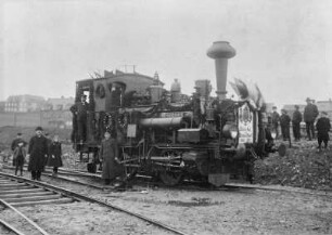 Bannewitz, Lokomotive "Mozart" der Windbergbahn : Müller. Lokomotive "Mozart" der Windbergbahn in Bannewitz. Photographie, 12,9 x 17,7 cm, 1907. Verwalter, Haus der Heimat Freital