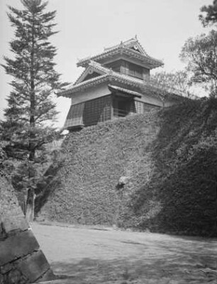 Burg Kumamoto : Burg Kumamoto (1601–1607). Nebengebäude auf dem Steinwall