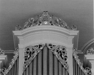 Zweimanualige Orgel op. 32, Reinhardtsgrimma : Silbermann, Gottfried: Zweimanualige Orgel II/20 op. 32 (1729-1731; G. Silbermann). Mittelturm-Abschluß mit Bekrönung und Inschriftkartusche. Glashütte-Reinhardtsgrimma, Dorfkirche