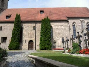 Langhaus (romanisch Jahr 1200) über Traufseite Süd mit erhaltenen romanischen Obergadenfenstern sowie gotischem Chor (14 Jh) im Osten