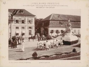 Kostümierte zu Fuß mit Prunkwagen beim Jubiläums-Festzug zum 70. Geburtstag des Großherzogs Friedrich I. von Baden vor dem Karlsruher Schloss
