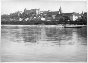 Pirna. Stadtzentrum mit Schloß Sonnenstein und Marienkirche. Blick über die Elbe vom rechten Ufer