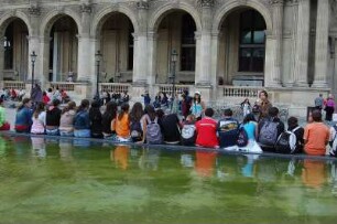 Paris - Menschen im Louvre : Touristen sitzen am Wasserbecken im Hof des Museum Louvre. Paris, 2006