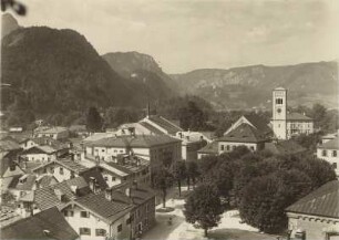 Bad Reichenhall (Oberbayern). Panoramablick über die Stadt. Rechts im Bild die im Mittelalter im Baustil der Romanik errichtete römisch-katholische Pfarrkirche St. Nikolaus