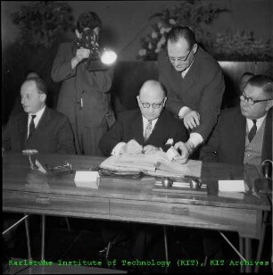 Unterzeichnung des Vertrags zur Gründung und zum Betrieb des Instituts für Transurane (ITU) zwischen der Bundesrepublik Deutschland (BRD)/Gesellschaft für Kernforschung (GfK) und der Europäischen Atomgemeinschaft (EURATOM) im Bürgersaal des Karlsruher Rathauses