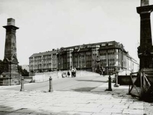 Berlin. Friedrichsbrücke (Wiederaufbau 1981-1982) über die Spree. Blick von der Bodestraße über die Brücke zu den Gebäuden Burgstraße 26 und 27