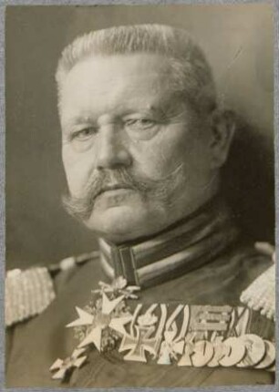 [Brustbild Generalfeldmarschall von Hindenburg]