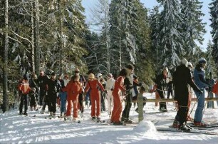 Schauinsland: Skiläufer stehen vor Lift