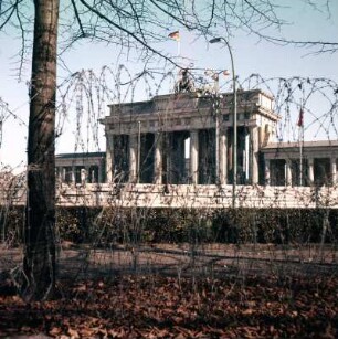 Berlin. Blick über Stacheldraht zur Mauer und zum Brandenburger Tor zur DDR : Berlin. Blick aus dem Tiergarten von Westberlin nach Ostberlin zur Mauer und zum Brandenburger Tor