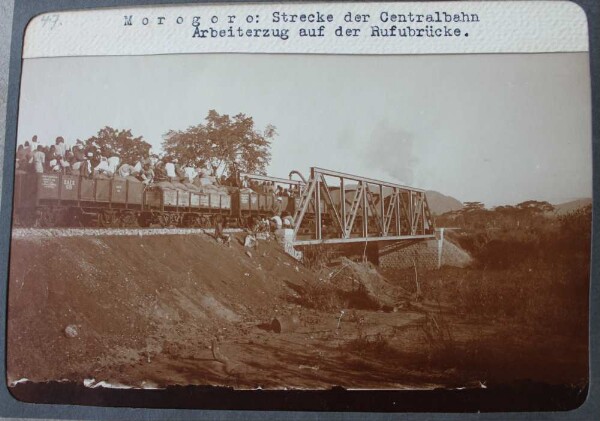 Morogoro: Line of the Central Railway working on the Rufu Bridge