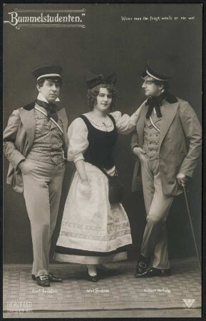 Carl Sukfüll, Wini Grabitz und Robert Hellwig in "Bummelstudenten" : Carl Suckfüll (Sukfüll), Wini Grabitz und Robert Hellwig in "Bummelstudenten", Posse mit Gesang in fünf Bildern von Rudolf Bernauer und Rudolph Schanzer, Musik von Willy Bredschneider und Bogumil Zepler. Residenz-Theater Dresden, Dresdner Erstaufführung 1911. Fotografie (Weltpostkarte) von Martin Herzfeld, Dresden