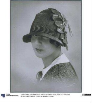 Elisabeth Grube mit Hut von Hanna Haars