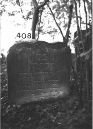 Grabstein 408 (Index: 99898289) Material: Sandstein Zustand: gut erhalten, eingesunken Maße HxBxT: 77x70x8 cm Beschreibung: Stele mit Schulterbogenabschluss, eingeritzte Säulen seitlich auf dem Rahmen, oben vorhangartiger Abschluss, eingesunken Symbolik: Säulen: Grabstein 408