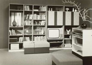 Anbauwand "Smaragd" : Wohnzimmermöbel. Anbauwand "Smaragd" (1976; Möbelkombinat Erfurt (MKE)) und Hocker