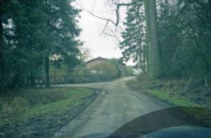 Wassermühlenweg: beiderseits Wald: hinten von links Einmündung Rethfurt: dahinter Gewerbegebäude Nr. 104