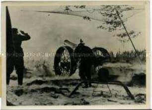 Finnische Soldaten feuern auf sowjetische Stellungen