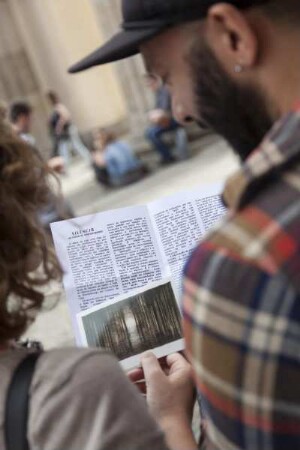 Spanisches Besucherpaar vor dem "Raum der Stille" im nördlichen Torbau des Brandenburger Tors