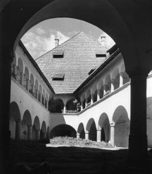 Klagenfurt-Hallegg. Schloss (1546 und 1576). Hofarkaden