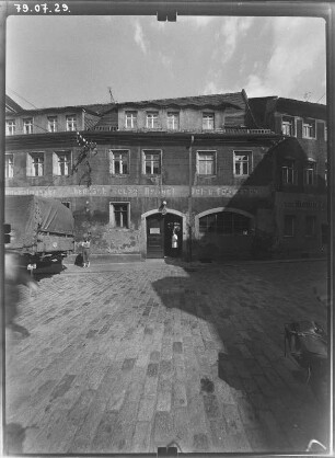 Meißen-Altstadt, Görnische Gasse 1. Wohnhaus mit Ratsdrogerie (Bezeichnung 1585, Umbau 1910). Straßenfront (Teilansicht)
