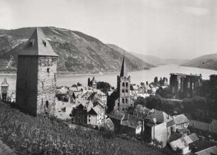 Bacharach am Rhein. Blick auf die Stadt. Links der Postenturm. In der Bildmitte die von 1230 bis 1269 errichtete evangelische Kirche St. Peter. Rechtrs die Ruine der von 1287 bis 1426 im gotischen Stil errichteten Wernerkapelle