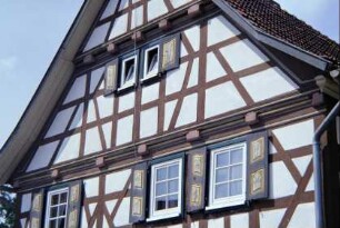 Haus Ringgasse 108, Giebelansicht mit bemalten Fensterläden