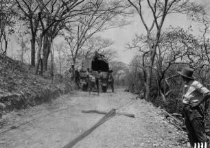 Bei Lundazi : Expeditionslastwagen auf einer Landstraße