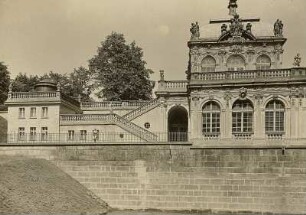 Dresden, Zwinger : Dresden. Zwinger. Alter Treppenaufgang am Mathematisch-Physikalischen Salon mit Verwaltungsanbau und Observatorium