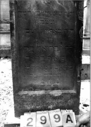 Grabstein 299 (Index: 99797845) Material: Sandstein, weiß Zustand: stark verwittert Maße HxBxT: 95x46x10 cm Beschreibung: Stele, giebelartiger abgeflachter Abschluß, Sockel: Grabstein 299A