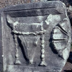 Samothrake. Arsinoeion. Heiligtum der Großen Götter. Stierhaupt und Rosette (Bukranien), Fries vom Arsinoeion