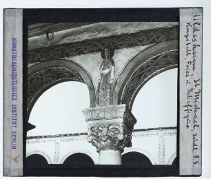 Hildesheim, St. Michael,Hildesheim, St. Michael, Zyklus der "Seligpreisungen" : zweite Relieffigur von Osten