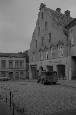 Stralsund. Straße mit Giebelhaus