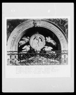 Grabmal von Filippo Strozzi — Madonnentondo mit Engeln in Bogennische