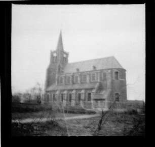 Vendin-le-Vieil (Dep. Pas-de-Calais, Frankreich): "Kirche von Alt-Vendin", im Vordergrund Personen auf der Straße (Vorderansicht, Distanzaufnahme)