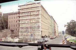 Berlin: Wrangel-Straße mit instandgesetzten Häusern, Eckhaus