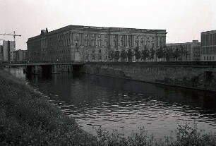 Berlin: Ost; Spree mit Marstall