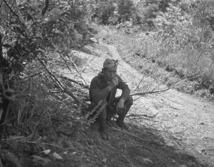 Bergführer und Lastenträger des Fotografen im Akaishi-Gebirge : Bergführer und Lastenträger im Akaishi-Gebirge. Während einer Rast