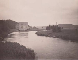 Klosterbuch, Mulden-Stauanlagen bei Klosterbuch. Das Turbinenhaus über der Schergrundfähre vom Eisenbahndamm