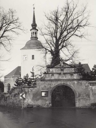 Maxen. Pfarrkirche (16. Jh., Turm 1625). Ansicht mit Tor der Friedhofsmauer (17. Jh.)