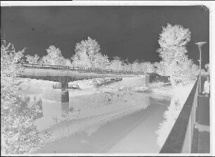 Staustufe Schweinfurt. Straßenbrücke. Fertig betonierter Brückenteil über den Saumain mit eingeschaltem Gesimsbalken. Schweinfurter Pegel = 67 cm.