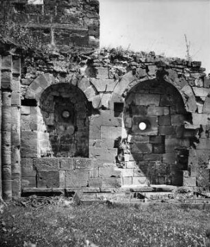 Hornbach Kreis Pirmasens. Ehemalige Michaelskapelle (Ruine) (1101/1200). Mauerstück mit zwei Nischen