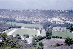 Zypern: britische Siedlung, mit Sportplatz