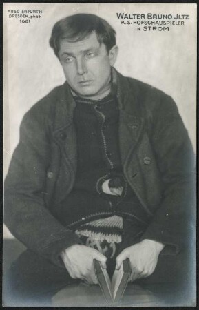 Walter Bruno Iltz in "Strom" : Rollenporträt Walter Bruno Iltz im Schauspiel "Strom" von Max Halbe (Regie: Hanns Fischer). Königliches Hoftheater Dresden, 1915. Fotografie (Weltpostkarte) von Hugo Erfurth, Dresden 1916